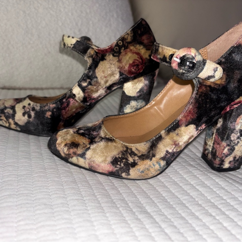 Report Black and Cream Floral Heels